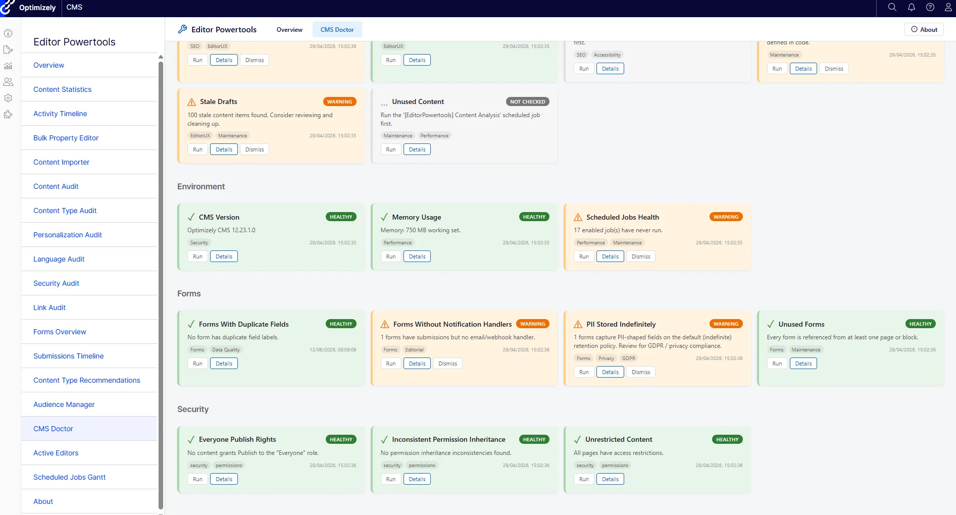 CMS Doctor-dashboard med en Forms-sektion af sundhedstjek-kort — Formularer med dublerede felter, Formularer uden notifikationshåndtering, PII gemt uden udløb og Ubrugte formularer — hver med status og tags
