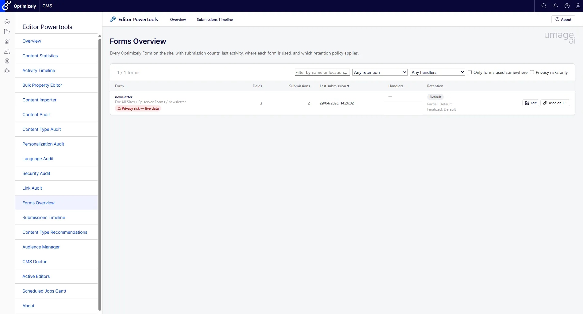 Forms-overblik der viser alle Optimizely Forms med antal indsendelser, seneste aktivitet, notifikationshåndteringer og opbevaringspolitik, med et privatlivsrisiko-flag på en formular med live data